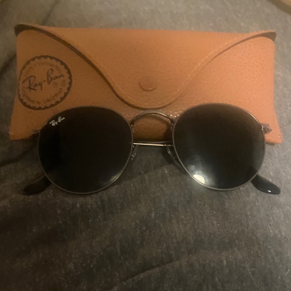 Ray-Ban Black Round Sunglasses with green lenses and Brown Case